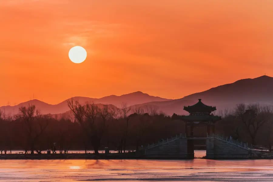 颐和园昆明湖落日，远山与中式亭桥剪影——日影定时辰的中国传统时间观
