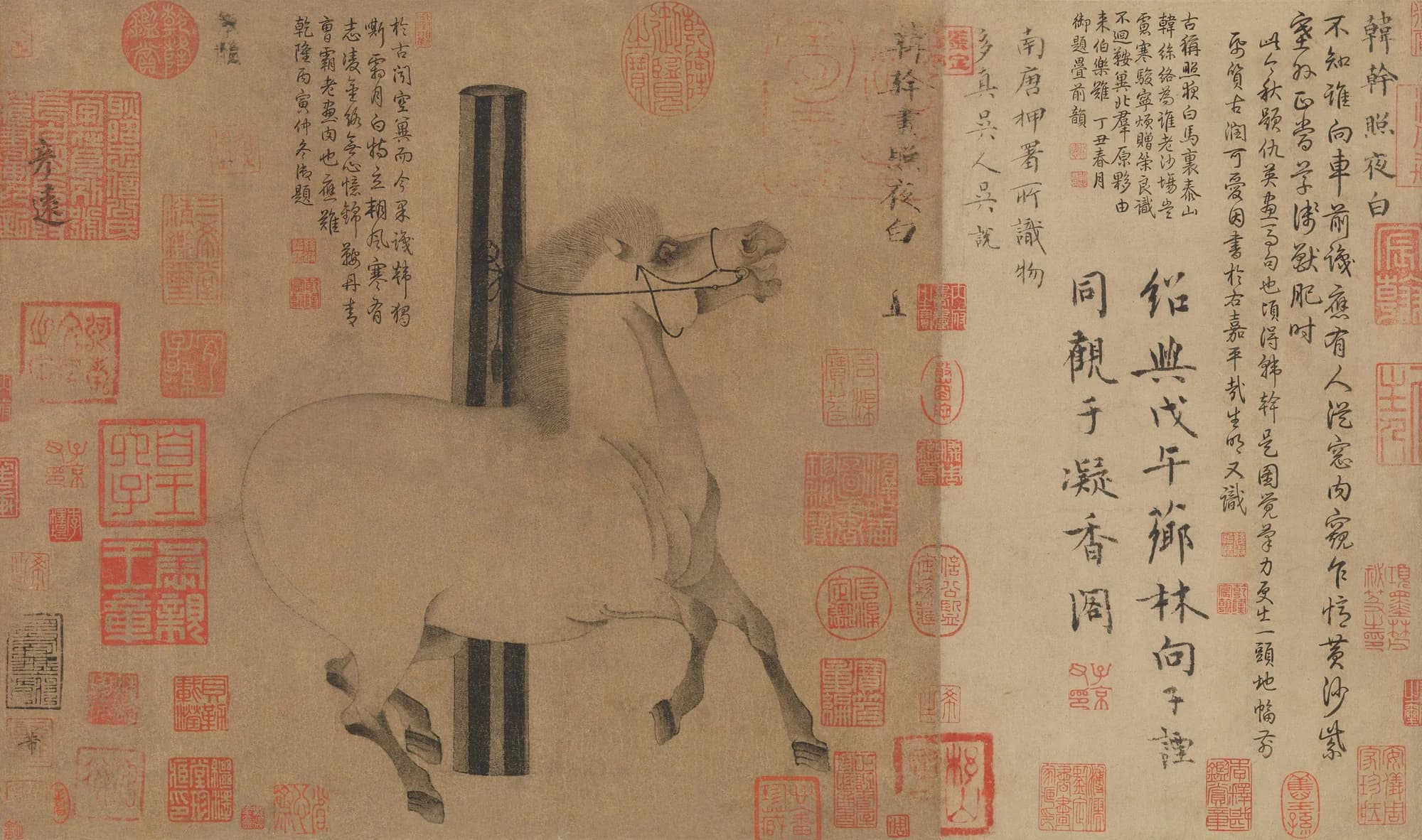 „Nachtleuchtender Weißer“ von Han Gan, Tang-Dynastie: ein weißes Pferd an einem schwarzen Pfosten, mit erhobenem Kopf und gestemmten Beinen, das am Seil zerrt, umgeben von Inschriften und roten Sammlersiegeln